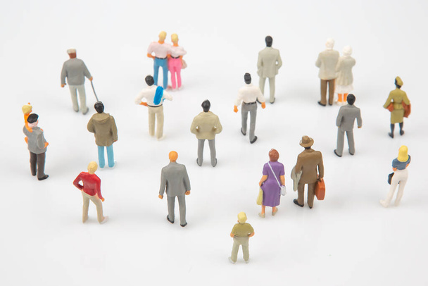 Μικροσκοπικοί άνθρωποι. διαφορετικοί άνθρωποι στέκονται σε λευκό φόντο. επικοινωνία της κοινωνίας των διαφόρων γενεών - Φωτογραφία, εικόνα