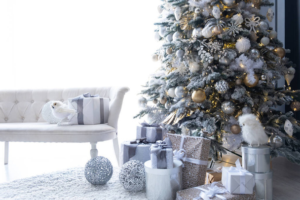 Hermoso árbol de Navidad en el interior con espacio en blanco para texto. - Foto, imagen
