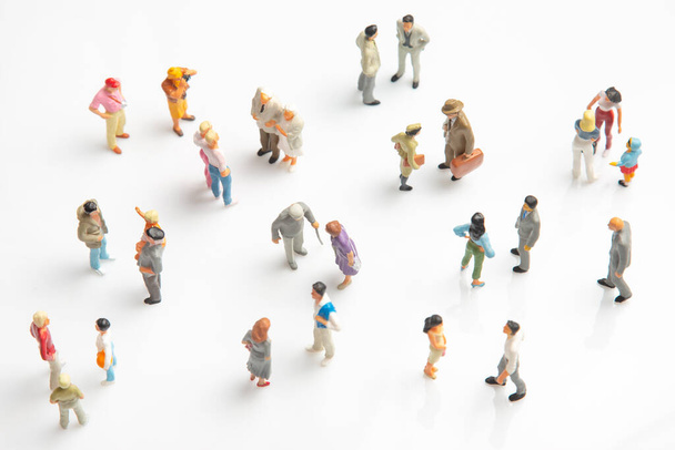 Miniatyyrit. eri ihmiset seisovat valkoisella taustalla. eri sukupolvien yhteiskunnasta tiedottaminen - Valokuva, kuva