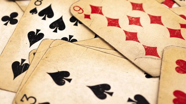 vecchie carte da poker ingiallite. sfondo o consistenza - Foto, immagini