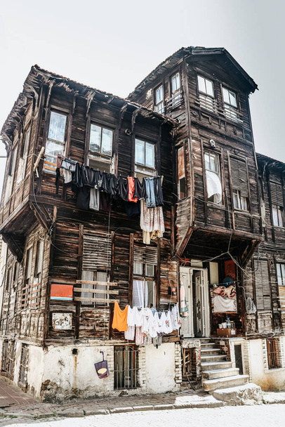 イスタンブールの古い木造住宅。トルコ - 写真・画像