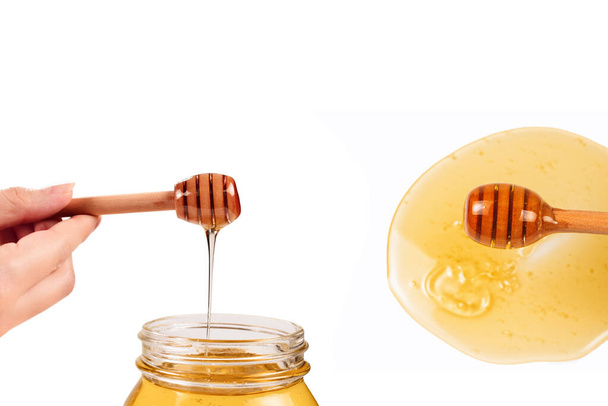 Dipper mit Honig in Frauenhand. Raum für Text oder Gestaltung.  - Foto, Bild