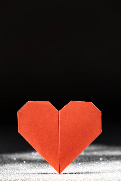 Origami na Valentýna - červené papírové srdce na černém pozadí to udělat sami, DIY - Fotografie, Obrázek