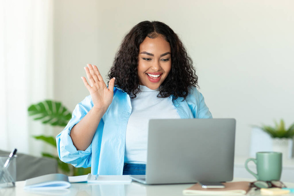 Online kokouksen käsite. Onnellinen musta runko positiivinen nainen käyttää kannettavaa tietokonetta virtuaalikonferenssiin, jolla on videopuhelu kotona. Iloinen nainen kommunikoi kollegoiden tai ystävien kanssa - Valokuva, kuva