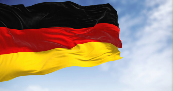 Açık bir günde Almanya ulusal bayrağı rüzgarda sallanıyor. Almanya Federal Cumhuriyeti, Orta Avrupa 'da bir ülkedir. Seçici odaklanma. 3d illüstrasyon - Fotoğraf, Görsel