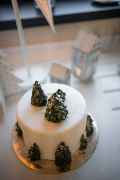Vánoční dort zdobený sladkými figurkami vánočního stromku. Kvalitní fotografie - Fotografie, Obrázek
