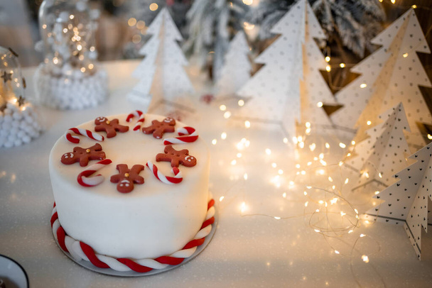 Χριστουγεννιάτικο κέικ διακοσμημένο με γλυκές φιγούρες από μελόψωμο. Υψηλής ποιότητας φωτογραφία - Φωτογραφία, εικόνα