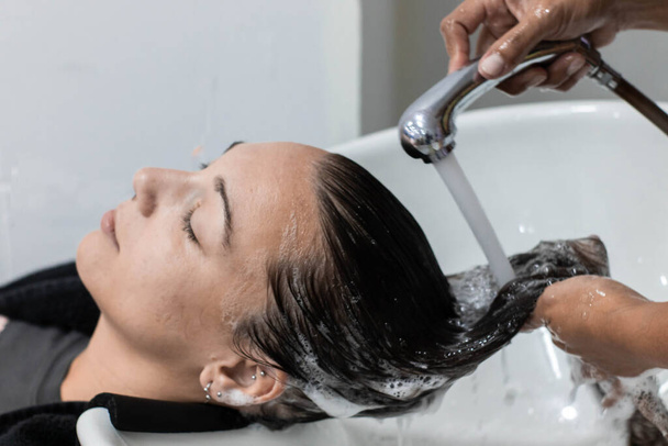 Parrucchiere risciacquare uno shampoo ragazze - Foto, immagini