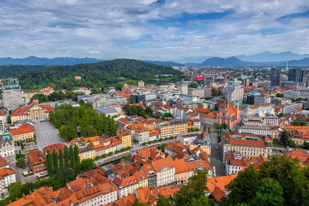 Város Ljubljana városkép Szlovéniában, kilátás az Óváros mentén Ljubljanica folyó megőrzése tér a jobb oldalon, és a Kongresszusi tér és a Park Zvezda a bal oldalon. - Fotó, kép