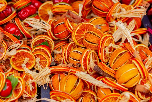 Kerst en Nieuwjaar achtergrond met gedroogde sinaasappels en specerijen. Citrusaroma en smaakstof. - Foto, afbeelding