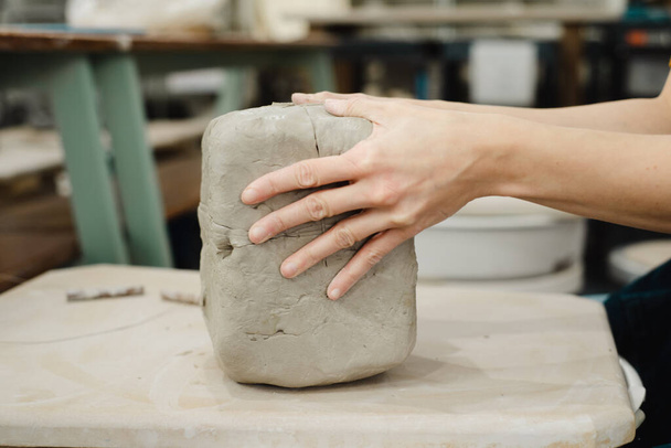 Argilla per taglio vasellame con tagliafili in studio di ceramica a Seattle, Washington. Foto di alta qualità. Dividere argilla pronta per ruota vasaio. - Foto, immagini
