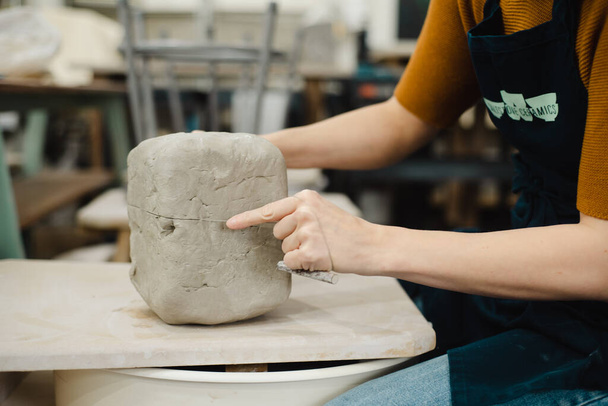 Potter argile de coupe avec coupe-fil dans un atelier de céramique à Seattle, Washington. Photo de haute qualité. - Photo, image