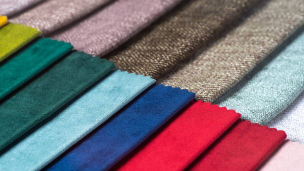 Parlak renkli tekstil örnekleri koleksiyonu. Kumaş örnekleri, seçim için farklı renklerde ayarlanmış. Mobilya ve iç döşemeler için çeşitli renklerde döşemeler. Kumaş dokusu arkaplanı - Fotoğraf, Görsel