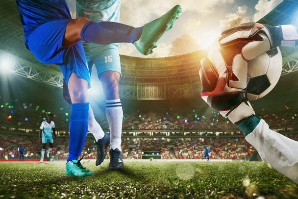 Футбол крупним планом сцена на стадіоні воротаря, який ловить м'яч
 - Фото, зображення
