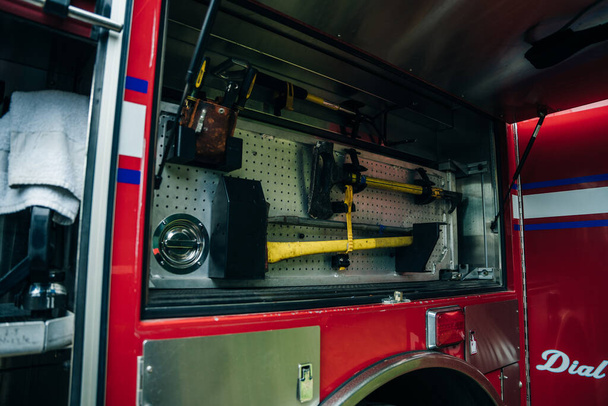 Die Seitenansicht der Ausrüstung verpackt fein säuberlich in einem Feuerwehrauto, Feuerwehrauto. Boston, USA - Oktober 2022. Hochwertiges Foto - Foto, Bild