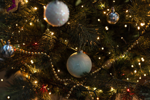 Vánoční stromeček hračka, míč na vánočním stromečku, světla girlandy, vánoční nálada, šťastný nový rok - Fotografie, Obrázek