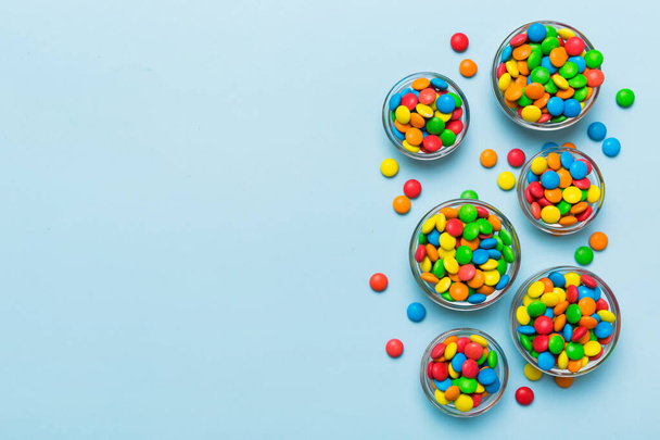 verschieden farbige runde Bonbons in Schalen und Gläsern. Ansicht von Süßigkeiten und Bonbons in großer Auswahl mit Kopierraum. - Foto, Bild