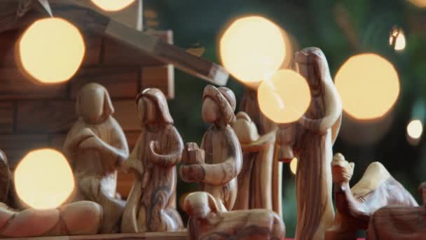 Camera Dolly Links Past Creche kerststal met hand zetten baby Jezus in kribbe - Video