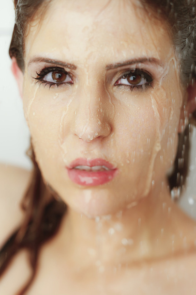Portret seksowny młoda modelka z doskonałej skóry i pozowanie pod prysznicem. - Zdjęcie, obraz