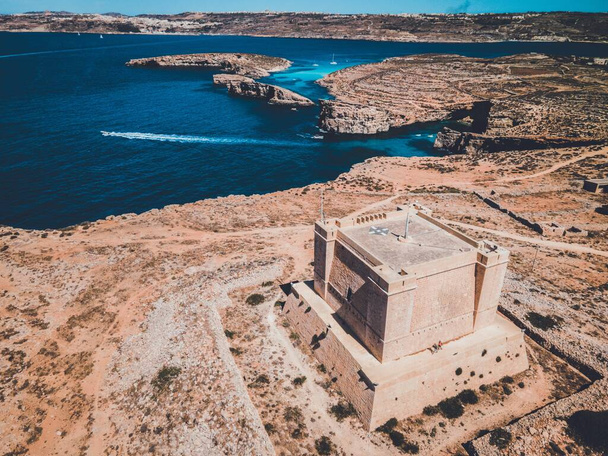 Vistas de la Torre de Santa María en la isla de Comino en Malta - Foto, Imagen