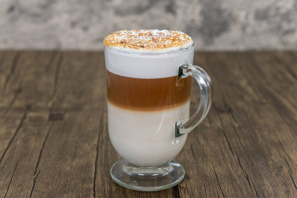 Vanilyalı latte sabah içeceği olarak çeşitli lezzetli tatlar sunar.. - Fotoğraf, Görsel