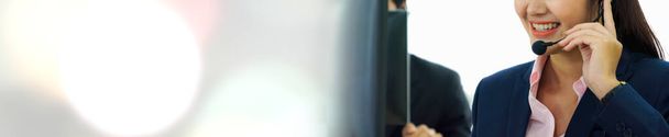 Gente de negocios que usa auriculares que trabajan en la oficina para ampliar la vista y dar soporte a clientes o colegas remotos. Centro de llamadas, telemarketing, agente de atención al cliente proporcionar servicio de videollamada telefónica. - Foto, Imagen
