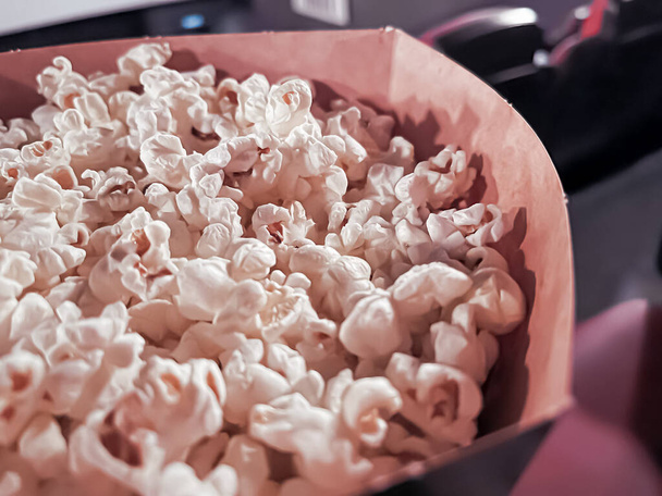 Bioscoop en entertainment, popcorn doos in de bioscoop voor tv-show streaming service en film industrie productie branding - Foto, afbeelding
