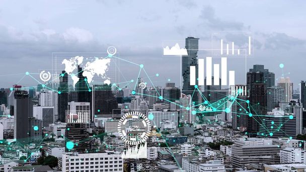 Аналитический интерфейс бизнес-данных пролетает над умным городом, показывая изменение будущего бизнес-аналитики. Компьютерное программное обеспечение и искусственный интеллект используются для анализа больших данных для стратегического плана . - Фото, изображение
