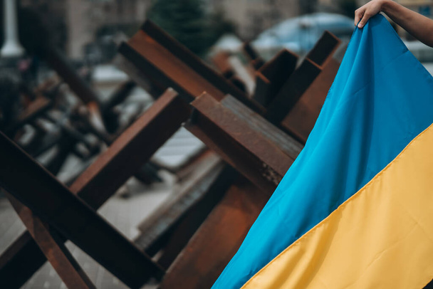 Ukrayna bayrağı sokaktaki barikatlara asıldı. - Fotoğraf, Görsel