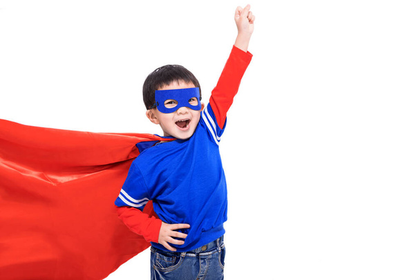 Podekscytowany dzieciak w czerwonej pelerynie bohatera i masce - Zdjęcie, obraz