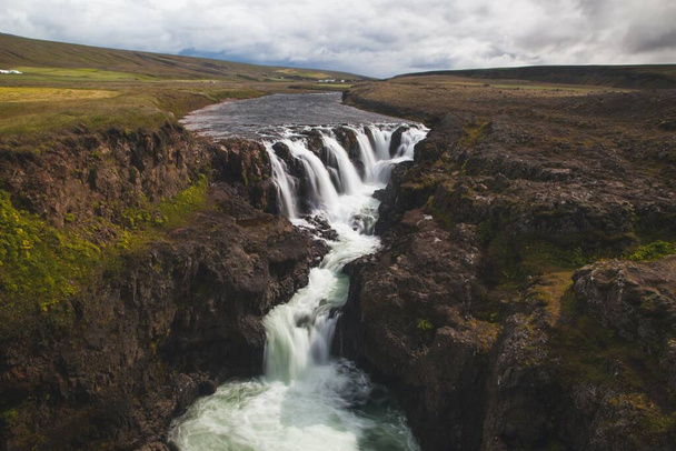 Waterval van Kolufoss in het westen van IJsland - Foto, afbeelding