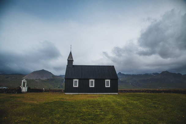 Budkirkjan kirkko Snaefellsnessin niemimaalla Islannissa - Valokuva, kuva