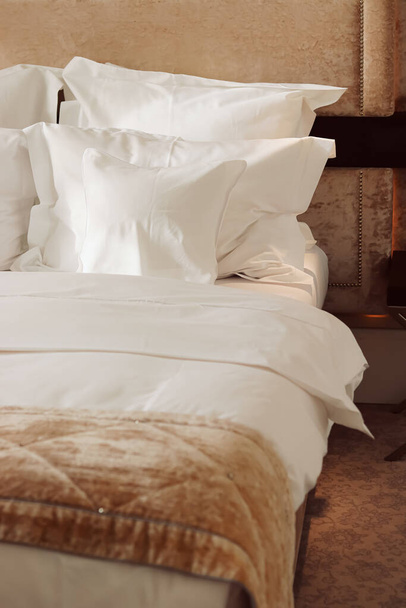 Wystrój wnętrz i wnętrz, łóżko z białą pościelą w luksusowej sypialni, pościel i szczegóły mebli - Zdjęcie, obraz