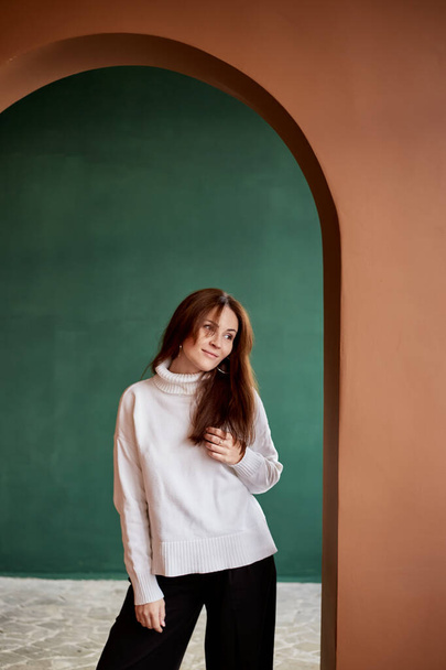 πορτρέτο της χιλιετίας θηλυκό φορώντας σε ζεστό πουλόβερ με φυσικές φακίδες - Φωτογραφία, εικόνα
