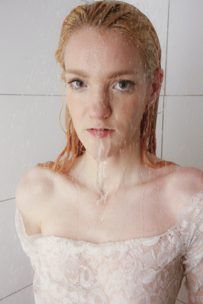 Muotokuva seksikäs nuori malli täydellinen iho ja poseeraa suihkussa
. - Valokuva, kuva