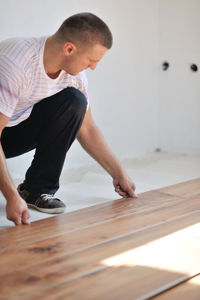 homme installant plancher stratifié - Photo, image