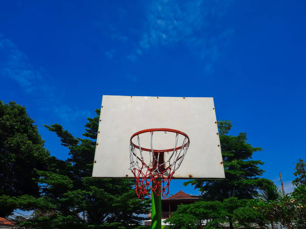 Basketball cerceau avec filet sous un ciel bleu - Photo, image