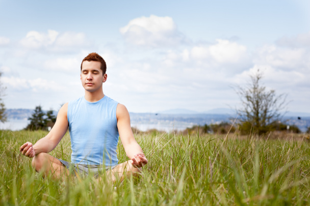 Homem de raça mista praticando ioga
 - Foto, Imagem