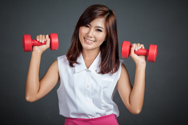 Asian girl hold red dumbbell with both hand - Foto, Bild