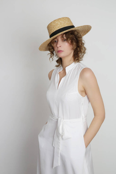 Serie de fotos de estudio de la joven modelo femenina en vestido midi blanco - Foto, Imagen