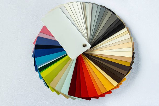 インテリアデザインや装飾で使用するための色の範囲を表示するカラーガイド。コピースペースと白の背景にペイントサンプルのパレットとカラフルなカラーガイド。着色のためのカタログ. - 写真・画像