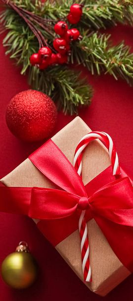 Christmas gifts, boxing day and traditional holiday presents flat lay, classic xmas gift boxes on red background, wrapped present with festive ornaments and decorations for holidays flatlay design - 写真・画像
