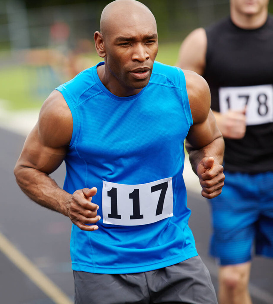 Otan etumatkaa. Rajatut edessä näkymä mies juoksija alussa rodun hänen kilpailija numero näkyy hänen urheilu paita - Valokuva, kuva