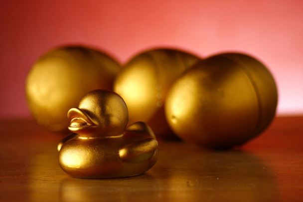 Ovos de ouro e patinho dourado
 - Foto, Imagem