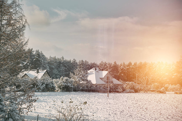 Kışın sıcacık bir dış görünüş. Yeni yağmış karlarla kaplı bir doğa bölgesindeki ahşap ev.. - Fotoğraf, Görsel