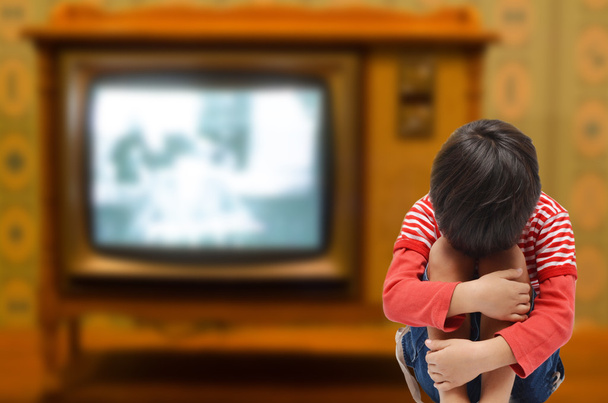 Criança sentada com tristeza e doente de viciado em TV precisa de amor de
  - Foto, Imagem