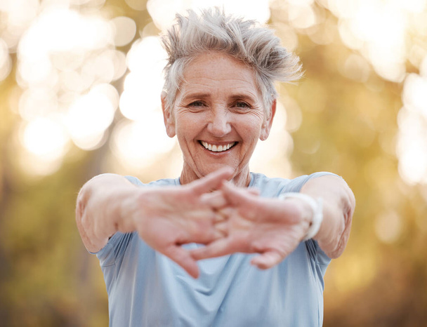 Porträt, Seniorin und streckende Hände, Outdoor und Bewegung für den Ruhestand, Gesundheit und Fitness. Ältere Frau, reife Dame und Workout für Training, gesunden Lebensstil und Lächeln für Wohlbefinden - Foto, Bild