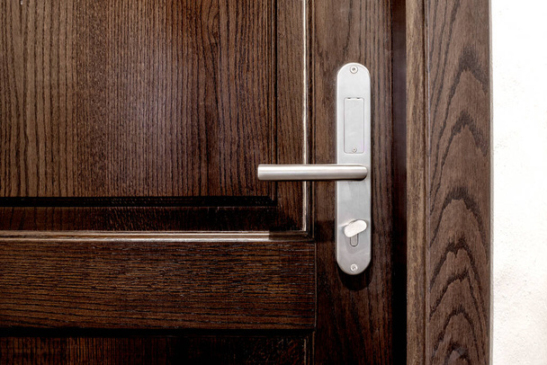 Door handle. Ancient oak doors. - Foto, imagen