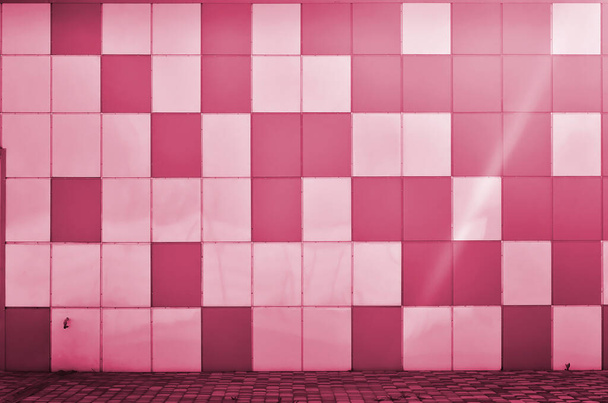 Текстура металевої стіни, обрамлена у вигляді круглих квадратів. Сучасний дизайн стін для зовнішніх житлових і офісних будівель. Зображення в Viva Magenta, колір 2023 року - Фото, зображення