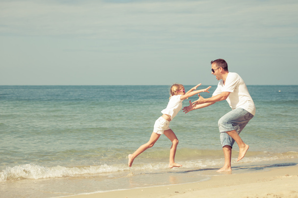 πατέρας και κόρη, παίζοντας στην παραλία. - Φωτογραφία, εικόνα